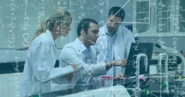 Laboratuvarda çalışan bilim adamları üzerinde matematiksel ve bilimsel formüllerin animasyonu. Bilimsel araştırma ve tıp konsepti dijital olarak üretilen görüntü.