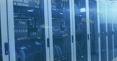 Teknoloji odasındaki bilgisayar sunucularında değişen ve işlenen numaraların animasyonu. dijital arayüz küresel bağlantı ve dijital olarak oluşturulan iletişim konsepti.
