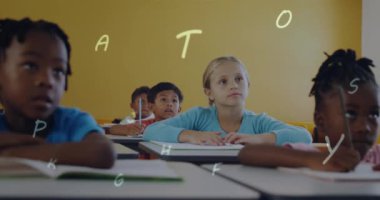 Sınıfta elini kaldıran öğrenci grubuna karşı yüzen çoklu alfabelerin dijital kompozisyonu. okul ve eğitim kavramı