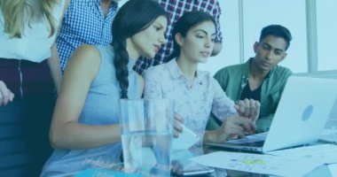 Dizüstü bilgisayarla iş arkadaşlarıyla ilgili veri işleme animasyonu. dijital arayüz küresel bağlantı ve dijital olarak oluşturulan bilim konsepti.