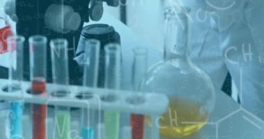 Bilimsel formüllerin mikroskop kullanan kadın bilim adamları üzerindeki animasyonu. Bilimsel araştırma ve tıp konsepti dijital olarak üretilen görüntü.