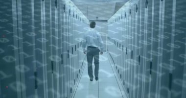 Bilgisayar sunucularıyla teknoloji odasındaki adam üzerinde değişen ikili kodlama numaralarının animasyonu. dijital arayüz küresel bağlantı ve dijital olarak oluşturulan iletişim konsepti.