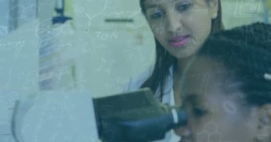 Mikroskop kullanan kadın üzerindeki kimya verilerinin ve çizimlerin animasyonu. dijital arayüz küresel bağlantı ve dijital olarak oluşturulan bilim konsepti.