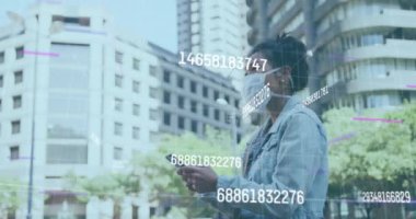 Akıllı telefon kullanarak yüz maskesi takan kadına karşı birden fazla değişen sayının dijital bileşimi. Coronavirüs covid 19 salgın konsepti