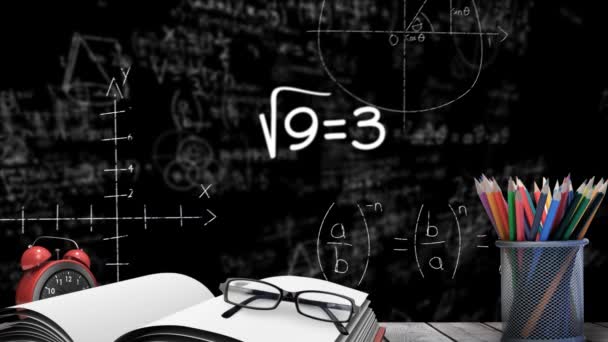 Matematikai Rajzok Szimbólumok Animációja Táblán Könyvvel Szemüveggel Színes Ceruzákkal Asztalon — Stock videók