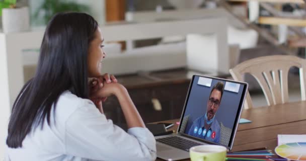 Biała Kobieta Używająca Laptopa Rozmowie Wideo Kolegą Domu Pozostawanie Domu — Wideo stockowe