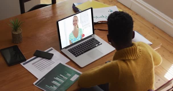 Mujer Afroamericana Usando Portátil Videollamada Con Una Colega Que Trabaja — Vídeo de stock