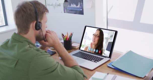 Beyaz Adam Bayan Meslektaşıyla Konuşurken Bilgisayar Kulaklık Kullanıyor Karantina Süresince — Stok video