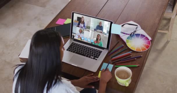 Mulher Branca Usando Laptop Videochamada Com Colegas Fazendo Anotações Ficar — Vídeo de Stock