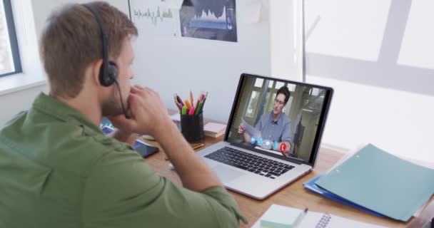 Blanke Man Met Laptop Headset Videogesprek Met Mannelijke Collega Thuis — Stockvideo