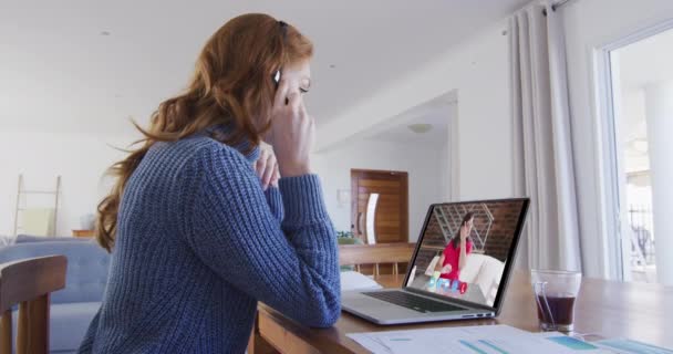 Donna Caucasica Che Utilizza Laptop Auricolare Del Telefono Videochiamata Con — Video Stock