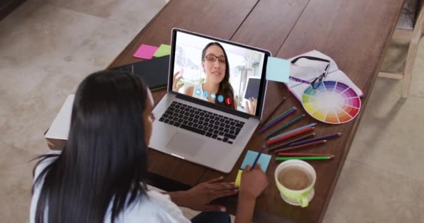 Mujer Caucásica Usando Ordenador Portátil Videollamada Con Una Colega Tomando — Vídeo de stock