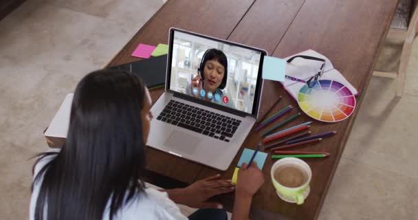 Kaukasierin Telefoniert Laptop Mit Einer Kollegin Und Macht Sich Notizen — Stockvideo