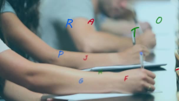 Sınıfta Okuyan Bir Grup Üniversite Öğrencisine Karşı Çoklu Alfabelerin Dijital — Stok video