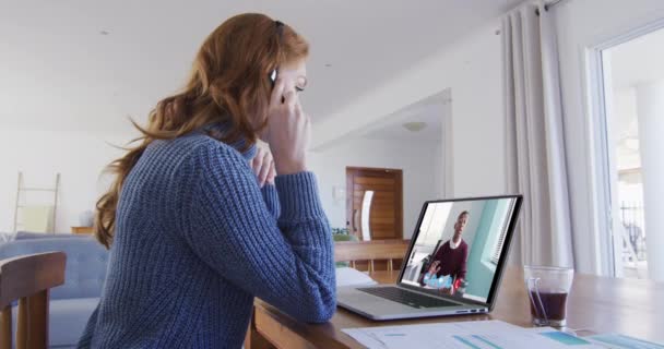 Donna Caucasica Che Utilizza Laptop Auricolare Del Telefono Videochiamata Con — Video Stock