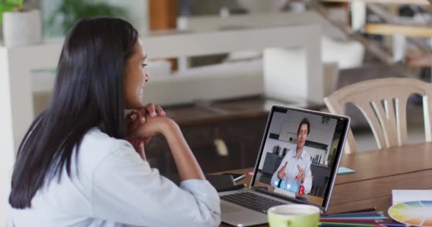 Mujer Caucásica Que Utiliza Ordenador Portátil Videollamada Con Colega Masculino — Vídeos de Stock