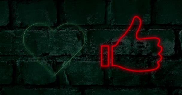绿色霓虹灯心形动画和红色大拇指上下摆动 砖背景上的云彩标志闪烁着光芒 情人节 爱情与浪漫的概念 数码视频 — 图库视频影像
