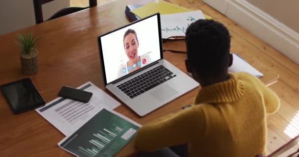 Afroamerykanka Używająca Laptopa Rozmowie Wideo Koleżanką Domu Pozostawanie Domu Izolacji — Wideo stockowe