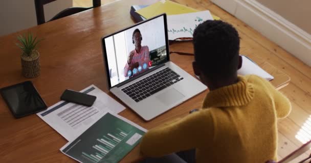 Mujer Afroamericana Usando Portátil Videollamada Con Colega Masculino Que Trabaja — Vídeo de stock