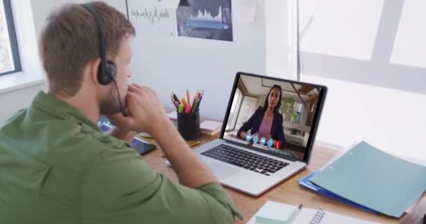 Hombre Caucásico Usando Portátil Auriculares Telefónicos Videollamada Con Una Colega — Vídeos de Stock