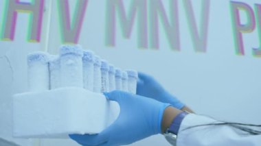 Laboratuvarda çalışan kadın bilim adamı ile salgın kelimesinin animasyonu. Coronavirus covid 19 salgını sırasında sağlık, tıbbi araştırma ve koruma dijital olarak üretilen video.