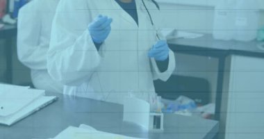 Tıp laboratuarında çalışan iki kadının dijital arayüz ve bilgilerinin animasyonu. Coronavirus covid 19 salgını sırasında sağlık ve koruma dijital olarak üretilen video.