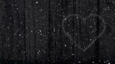 Karanlık ormanda kar yağarken parlayan beyaz neon kalp animasyonu. Sevgililer Günü, aşk ve romantizm konsepti, dijital olarak üretilen video..