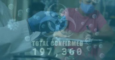 Toplam artan sayıda biyolojik tehlike sembolü ve aşıyı hazırlayan doktorların canlandırması. Coronavirus covid 19 salgını sırasında sağlık ve koruma dijital olarak üretilen video.