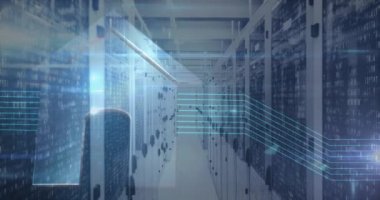 Boş sunucu odasına karşı ikili kodlama veri işleme ve ışık izlerinin dijital animasyonu. Bilgisayar arayüzü teknolojisi ve çevrimiçi güvenlik kavramı.