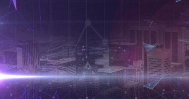 Şehir manzarası üzerinde yüzen renkli şekillerin animasyonu. dijital arayüz küresel bağlantılar konsepti dijital olarak oluşturulmuş video.