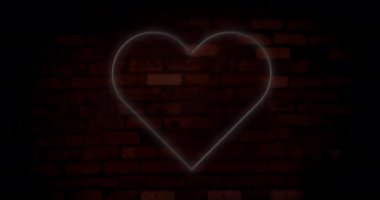 Beyaz neon kalbin koyu tuğla duvarda yanıp söndüğü animasyon. Sevgililer Günü, aşk ve romantizm konsepti, dijital olarak üretilen video..