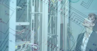 Sunucu odasında çalışan Kafkas kadının mikro işlemci planının animasyonu. dijital arayüz küresel bağlantılar konsepti dijital olarak oluşturulmuş video.