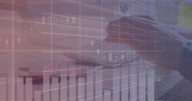 Klavyeye yazı yazan birinin üzerinde yuvarlanan grafiklerin animasyonu. dijital arayüz küresel bağlantılar konsepti dijital olarak oluşturulmuş video.