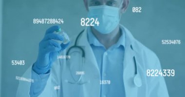 İstatistiksel rakamların animasyonu ve elinde aşı şişesi olan maskeli bir doktor. Coronavirus covid 19 salgını sırasında sağlık, tıbbi araştırma ve koruma dijital olarak üretilen video.