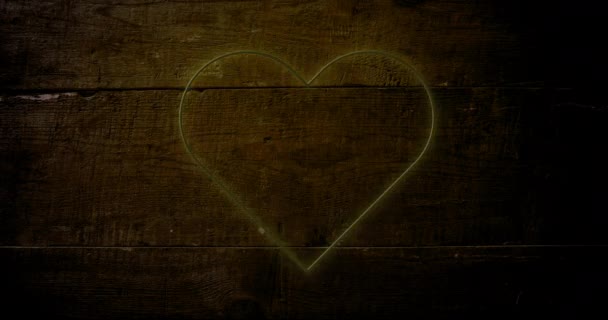 暗い木の背景に黄色のネオンハートのアニメーション バレンタインデー愛と恋愛の概念デジタルで生成されたビデオ — ストック動画