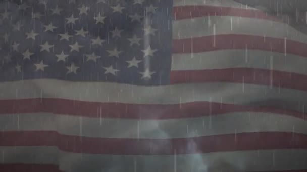 Digitale Animatie Van Onweer Regen Nachtelijke Hemel Tegen Wapperende Amerikaanse — Stockvideo
