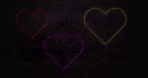 红紫色和黄色霓虹灯的动画在黑色背景下闪烁着光芒 情人节 爱情与浪漫的概念 数码视频 — 图库视频影像