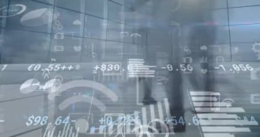 Arka planda yürüyen iş adamlarına karşı finansal veri işlemenin dijital bileşimi. küresel finans ve iş konsepti