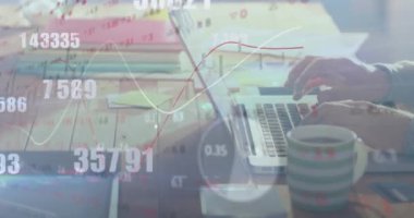 Bilgisayarı kullanan adamın online ödeme yapması üzerine rakamların değişmesi ve finansal veri işleme animasyonu