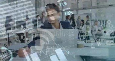 Ofiste çalışan iş adamlarına karşı finansal veri işlemenin dijital bileşimi. küresel finans ve iş konsepti