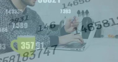 Bilgisayarı kullanan adamın internetten ödeme yapmasından sonra rakamların değişmesi. küresel iş ve finans kavramı dijital olarak oluşturulan video.