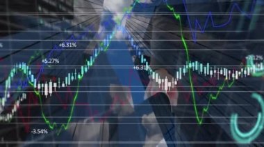 Finansal veri işlemenin dijital bileşimi iş adamlarının arka plandaki yüksek binalara karşı el sıkışması. küresel finans ve iş konsepti