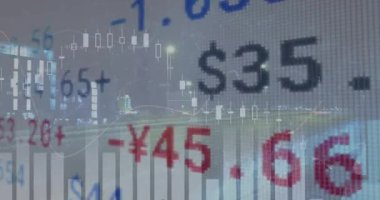 QR kodunun animasyonu ve şehir manzarası üzerinde finansal veri işleme. küresel iş ve finans kavramı dijital olarak oluşturulan video.