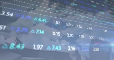 Parçalanmış Amerikan doları sembolü üzerinde finansal veri işleme animasyonu. küresel durgunluk, kriz, iş ve finans kavramı dijital olarak oluşturulmuş video.