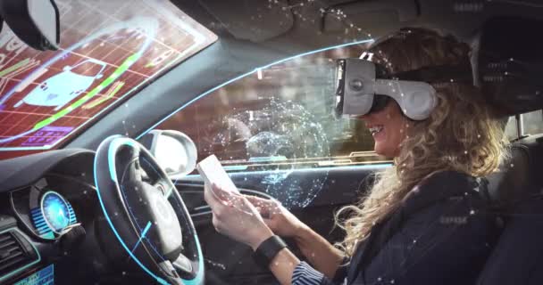 Animacja Sieci Połączeń Nad Kobietą Noszącą Zestaw Słuchawkowy Samojezdnym Samochodzie — Wideo stockowe