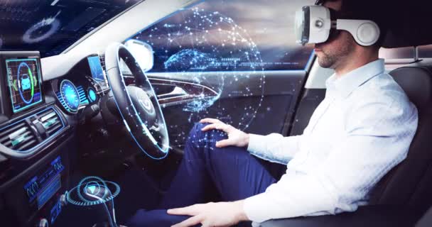 Анимация сети связей над бизнесменом, носящим наушники в автомобиле с автономным управлением — стоковое видео