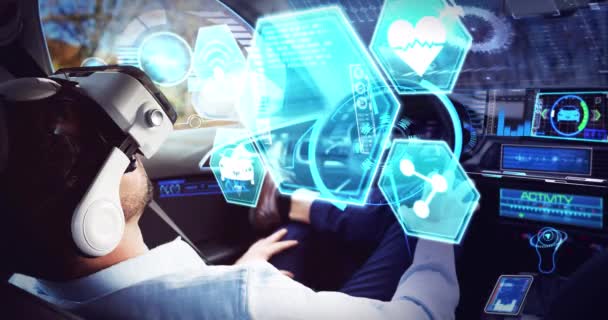 Animación de iconos digitales sobre hombre de negocios con auriculares vr en coche de conducción autónoma — Vídeos de Stock