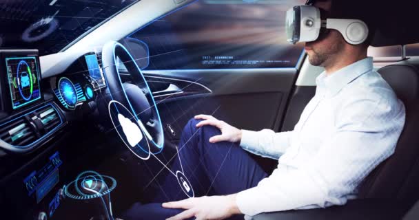 Animación de iconos digitales sobre hombre de negocios con auriculares vr en coche de conducción autónoma — Vídeo de stock