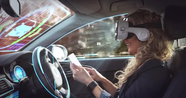 Animación de la interfaz digital sobre la mujer con auriculares vr en coche de conducción autónoma — Vídeos de Stock