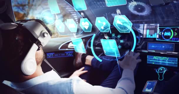 Animazione di icone digitali su un uomo d'affari che indossa auricolari vr in auto guida autonoma — Video Stock